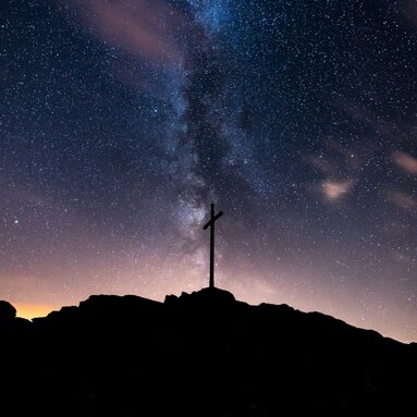 Das Gipfelkreuz des großen Arbers bei Nacht. Dahinter erleuchtet die Milchstraße den Nachthimmel. | © Bodenmais Tourismus & Marketing GmbH