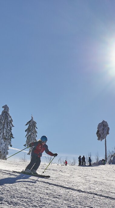 Mädchen fährt mit dem Skianorak die Skipiste am Silberberg nach unten | © Bodenmais Tourismus & Marketing GmbH