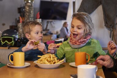 Kinder lassen sich ihr Essen auf der Hütte schmecken | © Bodenmais Tourismus & Marketing GmbH