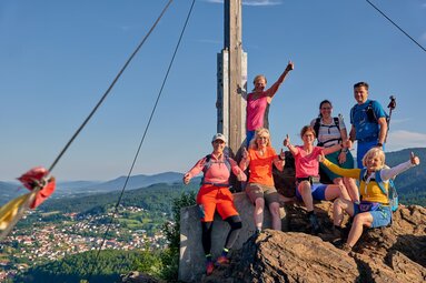 Sechs Frauen und ein Mann posieren am Gipfelkreuz für ein Foto. | © Bodenmais Tourismus & Marketing GmbH