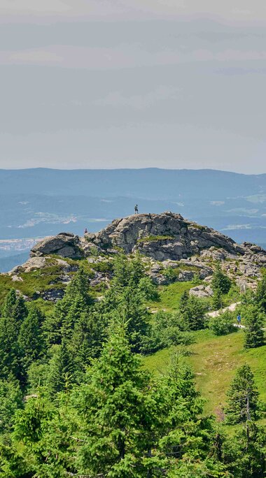 Ein Mann steht alleine auf einem sommerlichen Berggipfel. | © Bodenmais Tourismus & Marketing GmbH