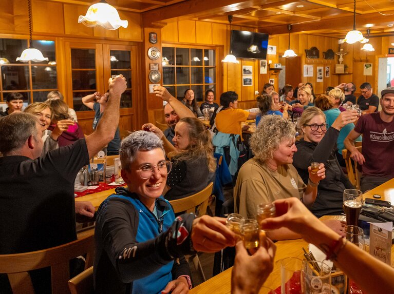 Eine Gruppe verbringt den Abend auf der Chamer Hütte. Sie heben ihre Schnapsgläser. | © Bodenmais Tourismus & Marketing GmbH