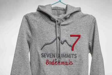 Grauer Hoodie mit Seven Summits Bodenmais Stick | © Bodenmais Tourismus & Marketing GmbH