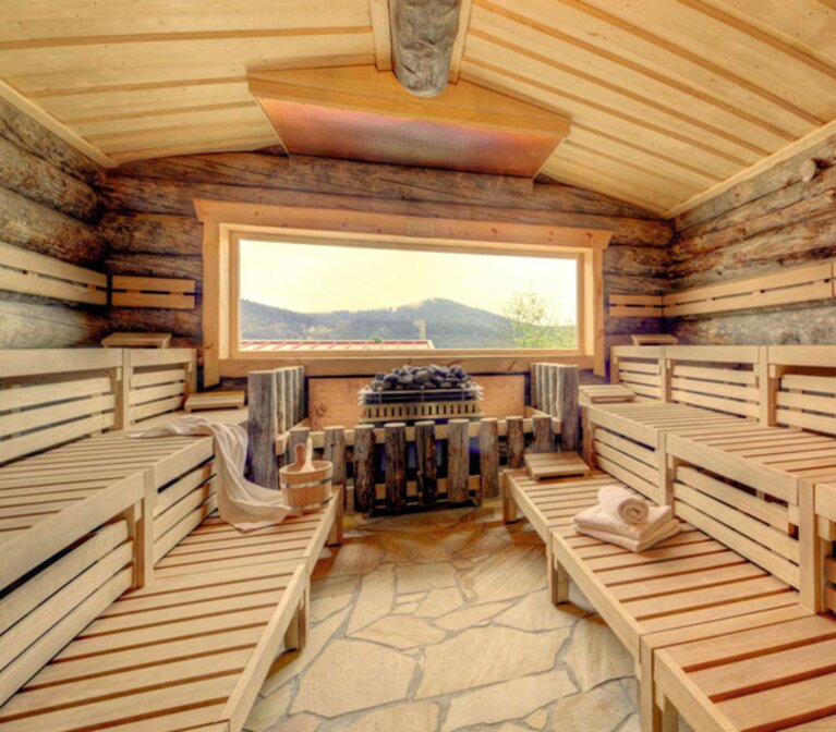 Blick in eine Sauna mit Panormafenster. | © Bodenmais Tourismus & Marketing GmbH