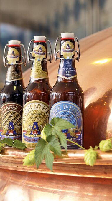 Auf einem Kessel stehen drei Falschen Bier | © Bodenmais Tourismus & Marketing GmbH
