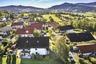 Bei schönstem Wetter blickt man von schräg oben auf eine Wohnsiedlung. | © Bodenmais Tourismus & Marketing GmbH