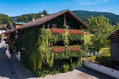 Die Außenfassade schmücken üppige Rankpflanzen und Blumen | © Bodenmais Tourismus & Marketing GmbH