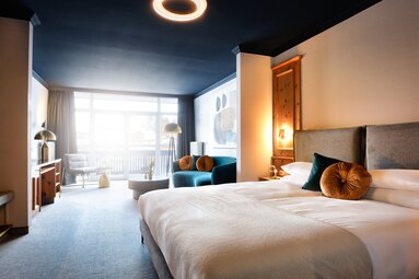 Gemütliches und modernes Zimmer mit Akzenten in Petrol und Orange | © Bodenmais Tourismus & Marketing GmbH