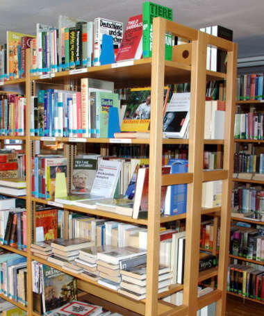 Auf diesem Bild sieht man einen Raum mit vielen vollen Bücherregalen. | © Katharina Hartl
