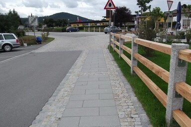 Man blickt vom Finkenweg auf die Kreuzung Richtung Joska. Rechts sieht man einen neuen Zaun aus Holz und Granit.  | © Markt Bodenmais