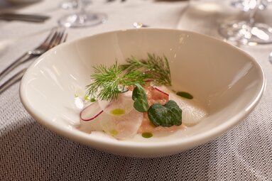 In einer weißen Schüssel ist ein Gericht mit Lachs, Radieschen und Dill angerichtet. | © Bodenmais Tourismus & Marketing GmbH