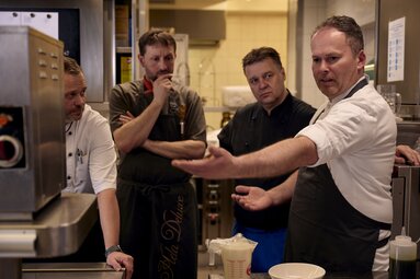 Vier Männer aus der Hotelküche unterhalten sich. | © Bodenmais Tourismus & Marketing GmbH