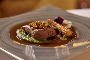 Auf einem Teller ist ein Hauptgericht mit Fleisch angerichtet. | © Bodenmais Tourismus & Marketing GmbH
