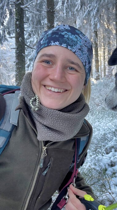 Selfie von Lea Stier mit ihrem Hund an der Leine im Winter. | © Bodenmais Tourismus & Marketing GmbH