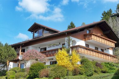 Blick auf die Unterkunft Landhaus Meine Auszeit mit sommerlichem Garten. | © Bodenmais Tourismus & Marketing GmbH