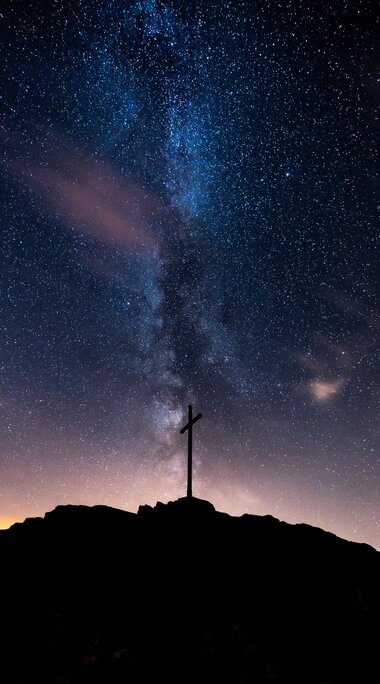 Das Gipfelkreuz des großen Arbers bei Nacht. Dahinter erleuchtet die Milchstraße den Nachthimmel. | © Bodenmais Tourismus & Marketing GmbH