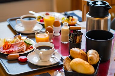 Gedeckter Frühstückstisch, mit gekochten Eiern, schwarzem Kaffee, Saft, Brötchen, Käse und Wurst. | © Bodenmais Tourismus & Marketing GmbH