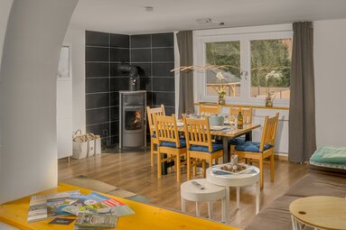 Innenansicht des Wohnraums mit Kamin | © Bodenmais Tourismus & Marketing GmbH