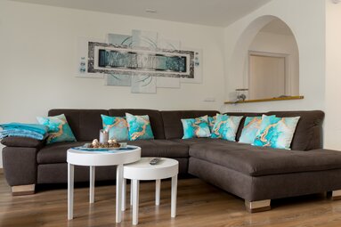 Braune Couch mit weiß-blau-goldenen Kissen | © Bodenmais Tourismus & Marketing GmbH