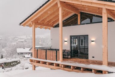 Außenansicht eines Chalets mit Terrasse im Winter | © Bodenmais Tourismus & Marketing GmbH
