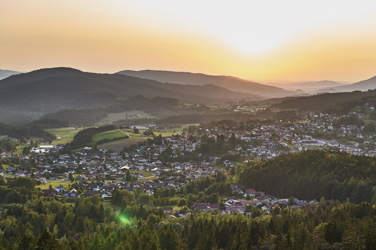 Blick vom Silberberg auf Bodenmais. Die Sonne steht tief. | © Bodenmais Tourismus & Marketing GmbH