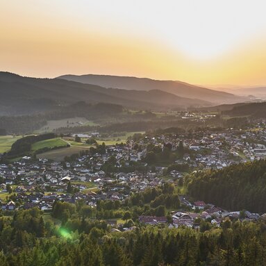 Blick vom Silberberg auf Bodenmais. Die Sonne steht tief. | © Bodenmais Tourismus & Marketing GmbH