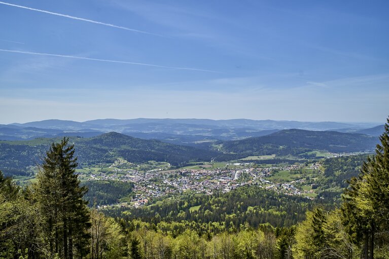 Von einem Berg aus blickt man auf das sommerliche Bodenmais hinab. | © Bodenmais Tourismus & Marketing GmbH