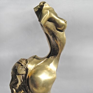 Eine goldene, abstrakte Skulptur eines weiblichen Torsos | © Künstler