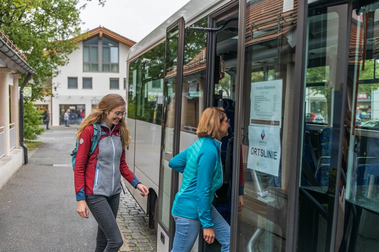 Zwei Frauen steigen in einen Bus ein. | © Bodenmais Tourismus & Marketing GmbH