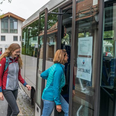 Zwei Frauen steigen in einen Bus ein. | © Bodenmais Tourismus & Marketing GmbH