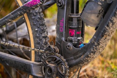 Detailansicht eines schwarzen Mountainbikes mit rosa Elementen und Schlammspritzern. | © Bodenmais Tourismus & Marketing GmbH
