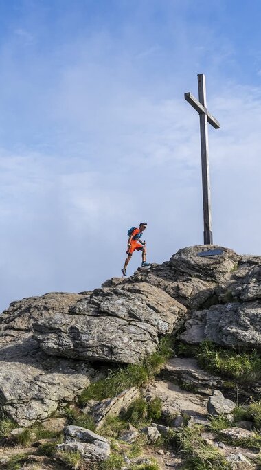 Ein Trailrunner erklimmt die letzten Meter bis zum Gipfelkreuz des Großen Arbers. | © Bodenmais Tourismus & Marketing GmbH
