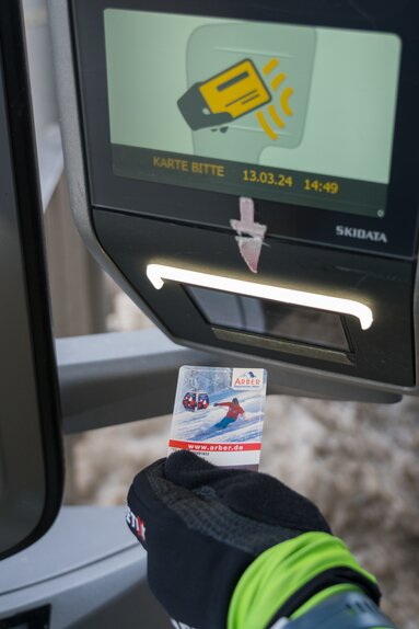 Ticket für die Gondel wird gescannt. | © Bodenmais Tourismus & Marketing GmbH