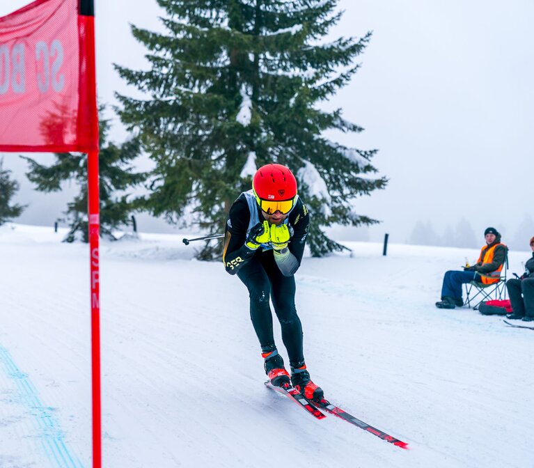 Ein Teilnehmer eines Skirennen fährt im Schuss an einem roten Tor vorbei. | © Bodenmais Tourismus & Marketing GmbH