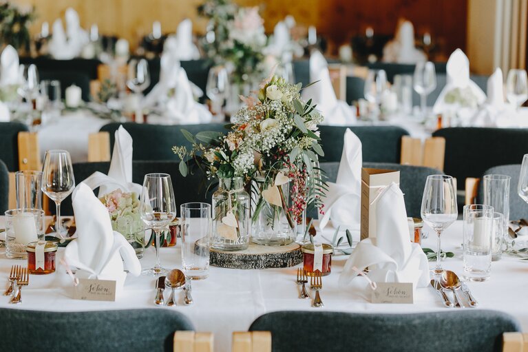 Gedeckter und dekorierter Tisch auf einer Hochzeit auf der GutsAlm Harlachberg | © jokumaxx design