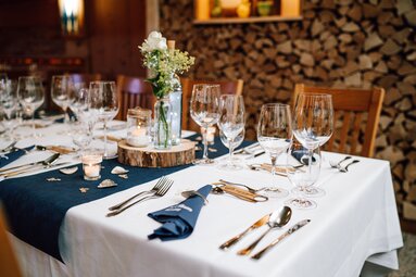 Gedeckte Hochzeitstafel in weiß, blau, naturfarben. | © Woidlife 