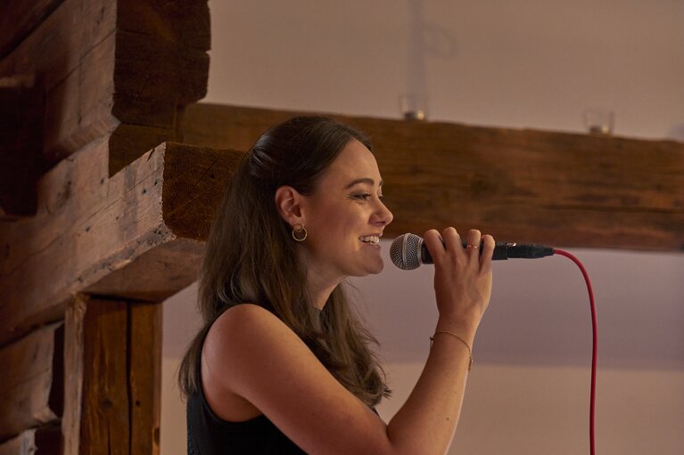Eine Sängerin  hält das Mikrofon in der Hand uns singt | © Bodenmais Tourismus & Marketing GmbH