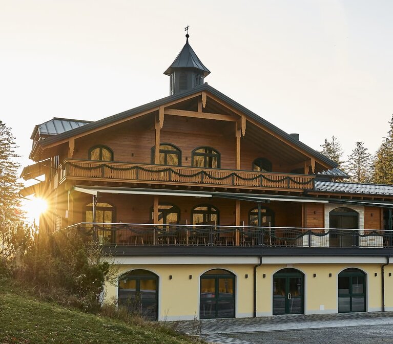 Hinter dem Wirtshaus Arberseehaus geht die Sonne auf. | © Bodenmais Tourismus & Marketing GmbH