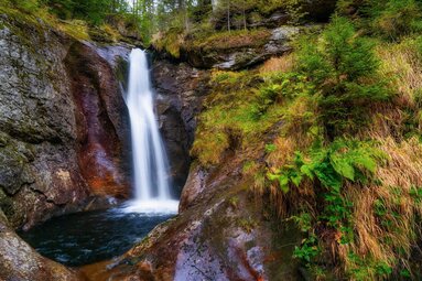 Die obere Kaskade des Hochfall-Wasserfalls landet in einem fast kreisrundem Becken. | © Bodenmais Tourismus & Marketing GmbH