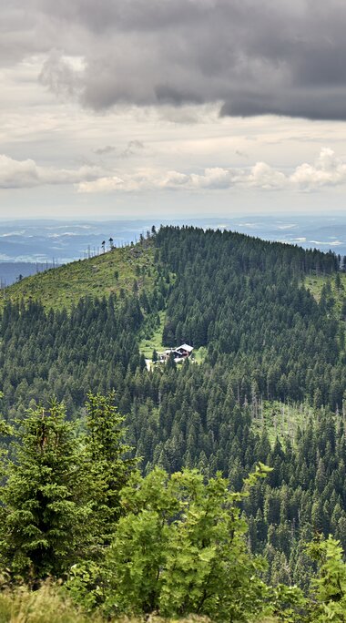Am Kleinen Arber liegt ein Stück unter dem Gipfel die Chamer Hütte | © Bodenmais Tourismus & Marketing GmbH