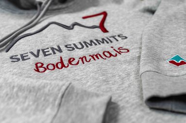 Detailfoto von grauem Hoodie mit Seven Summits Bodenmais Stick | © Bodenmais Tourismus & Marketing GmbH