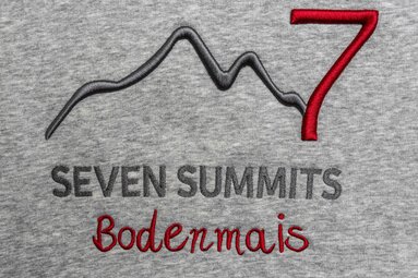 Detailfoto von grauem Hoodie mit Seven Summits Bodenmais Stick | © Bodenmais Tourismus & Marketing GmbH