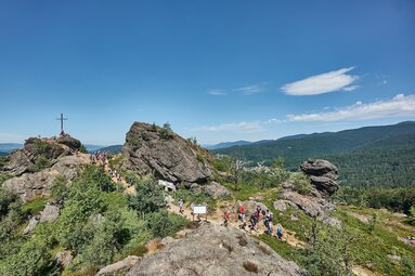 Auf den letzten 50 Metern des Wanderwegs zum Silberberg Gipfel befinden sich einige Wanderer. | © Bodenmais Tourismus & Marketing GmbH