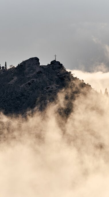 Über dem Nebel taucht der Silberberg auf. | © Bodenmais Tourismus & Marketing GmbH