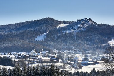 Über dem verschneiten Bodenmais erhebt sich der Silberberg. | © Bodenmais Tourismus & Marketing GmbH