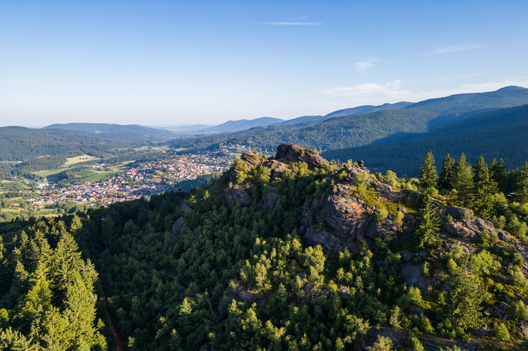 Umgeben von grünen Laubbäumen ragt der Gipfel des Silberberges empor. | © Bodenmais Tourismus & Marketing GmbH