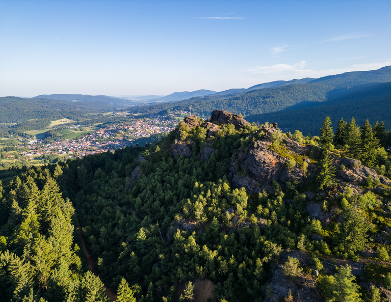 Umgeben von grünen Laubbäumen ragt der Gipfel des Silberberges empor. | © Bodenmais Tourismus & Marketing GmbH