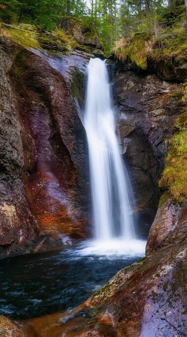 Die obere Kaskade des Hochfall-Wasserfalls landet in einem fast kreisrundem Becken. | © Bodenmais Tourismus & Marketing GmbH
