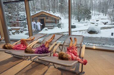 Blick aus dem Silberbergbad in den winterlichen Saunagarten. | © Bodenmais Tourismus & Marketing GmbH