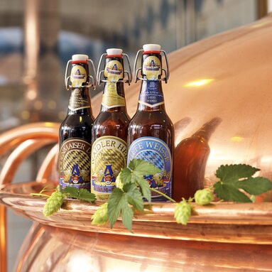 Auf einem Kessel stehen drei Falschen Bier | © Bodenmais Tourismus & Marketing GmbH
